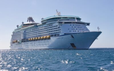 Anclas se elevan y los cruceros vuelven a alta mar.